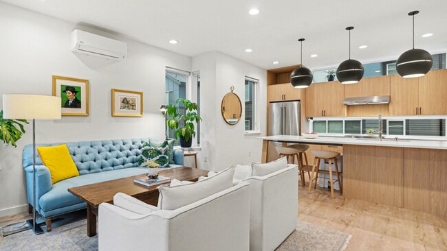 Building Photo - 3Bd/2.25Ba Seattle Townhouse