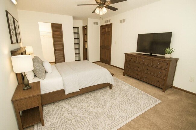 Building Photo - 6228 Sawmill Woods Dr