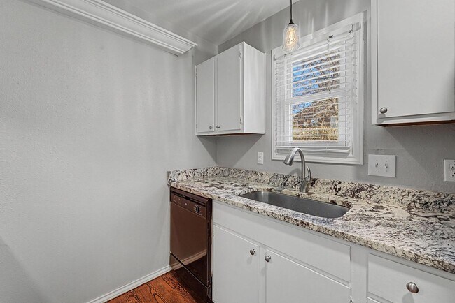 Building Photo - 2 Bed | 2 Bath Condo on Crybaby Hill