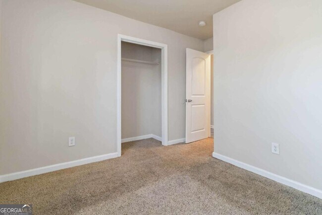 Building Photo - 2361 Swallow Cir SE