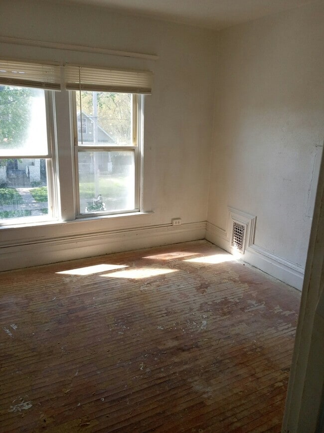 Building Photo - 319 E Archer Ave