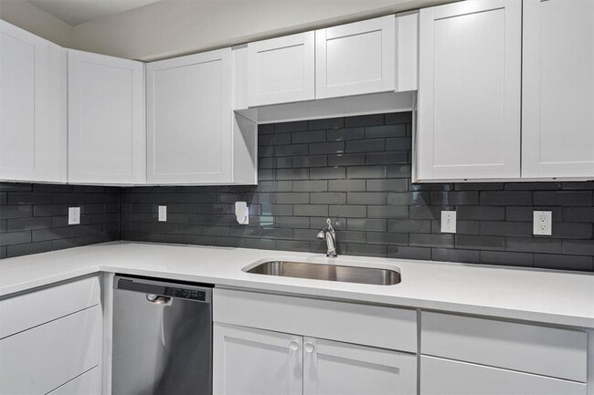 Building Photo - 935 La Posada Dr