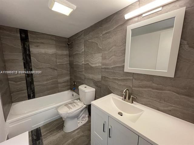 Building Photo - 1400 NE 54th St