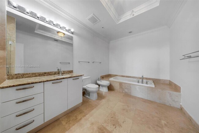 Building Photo - 704 N Ocean Blvd