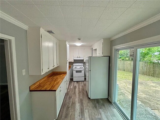 Building Photo - 466 Pinehill Dr
