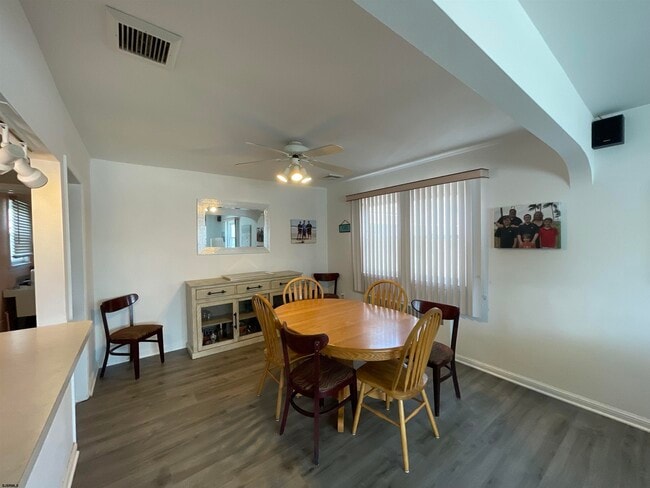 Building Photo - 307 N Essex Ave