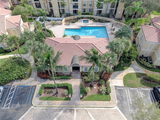 Building Photo - 733 Riverside Dr