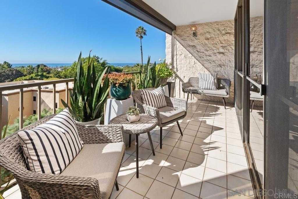 Building Photo - 2500 Torrey Pines Rd