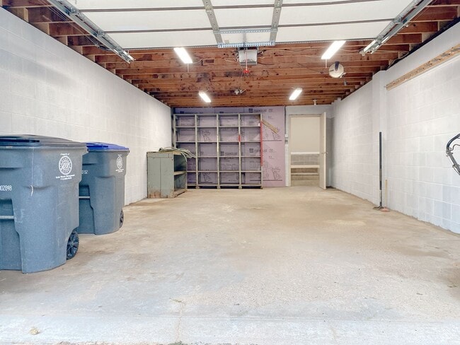 Building Photo - Beautifully updated 5 bed 2 bath house $2200