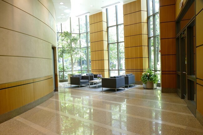 Building Photo - 400 N La Salle Dr