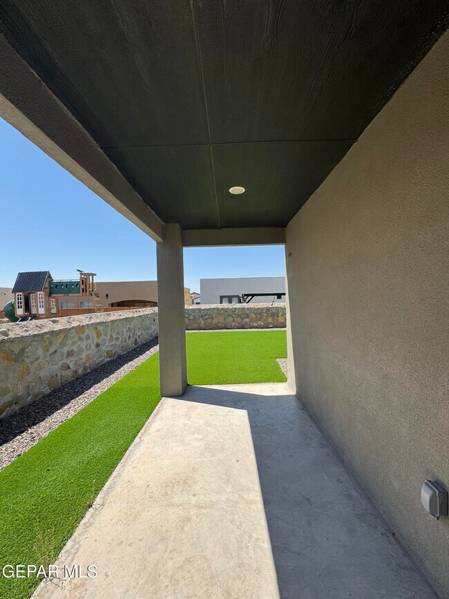 Building Photo - 13852 Paseo Alegre Ave