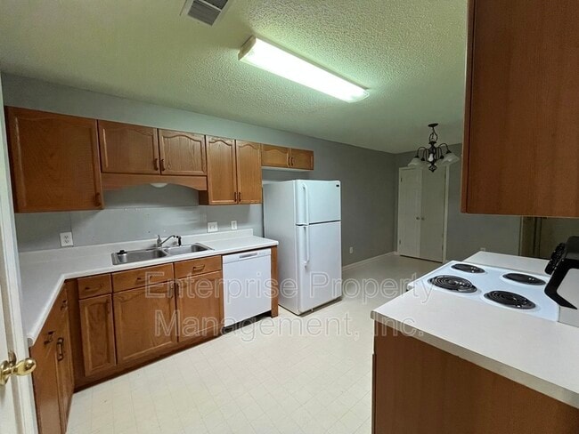 Building Photo - 1096 Sunstar Dr