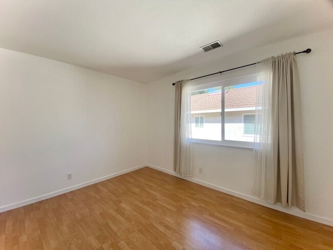 Building Photo - Spacious 4-Bedroom Irvington Home with Mod...