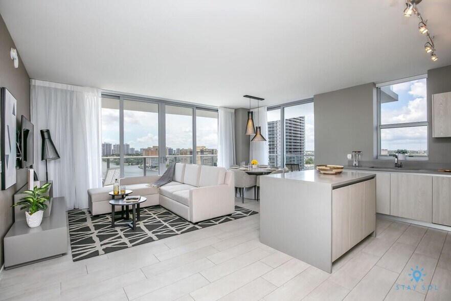 Building Photo - 4010 S Ocean Dr