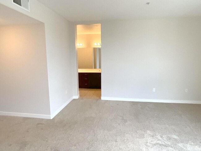 Building Photo - Great Corner Condo ! Lots Of Light ! Elan ...
