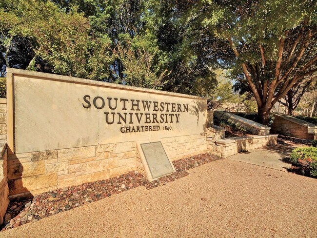 Building Photo - 607 E 15th St