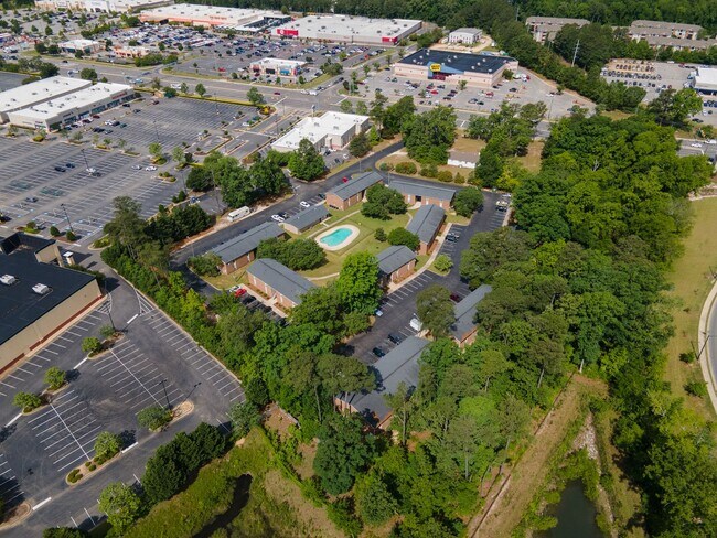 Building Photo - 5850 Century Oaks Dr