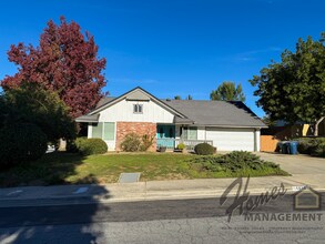 Building Photo - Homes Management - 3 bed, 2 bath home off Oak Hill