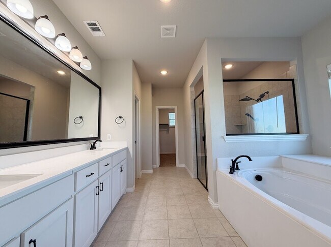 Building Photo - 104 Cottonwood Ct