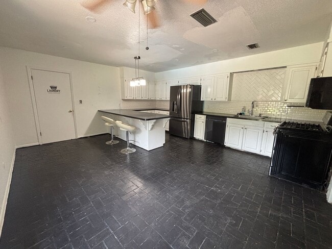 Building Photo - Spacious Home in Southern Hills