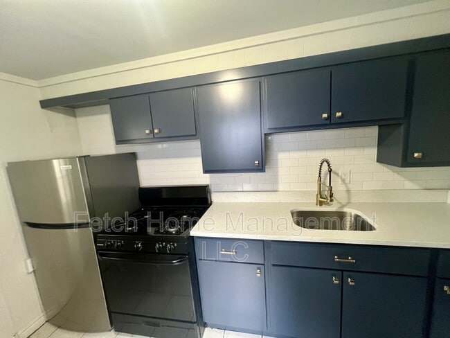 Building Photo - 615 Lake St