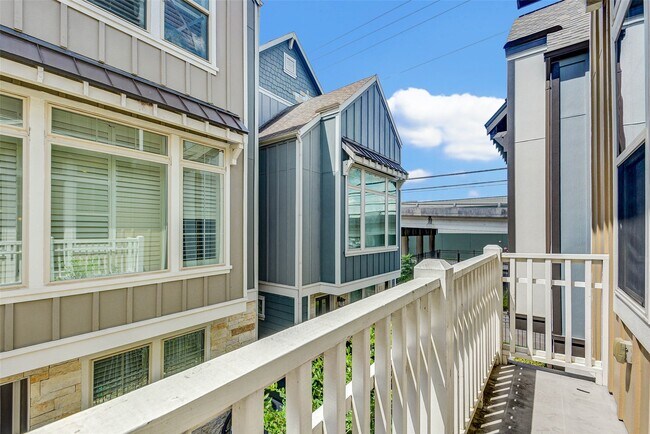 Building Photo - 720 N Shepherd Dr