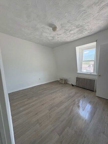 Building Photo - 435 N 5th St