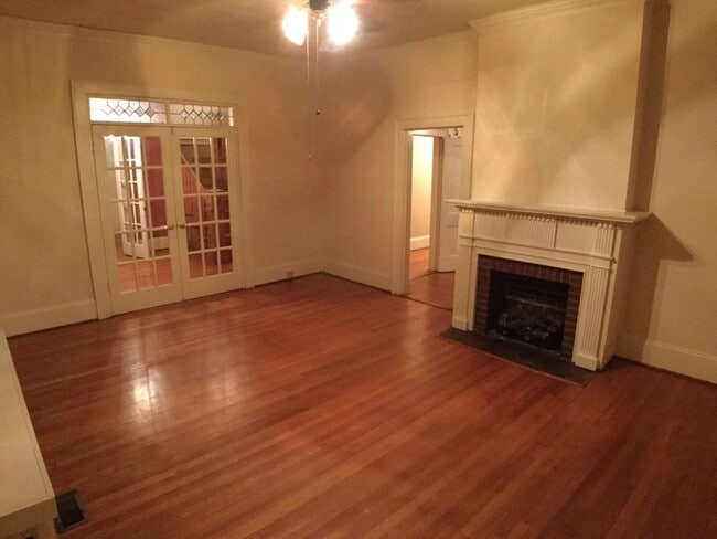 Building Photo - Radford, 5 BR / 2.5 BA, Available in August