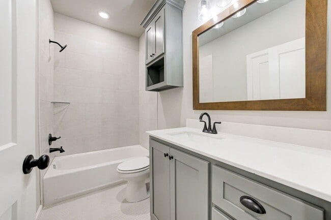 Building Photo - Brand New Home In Noble!