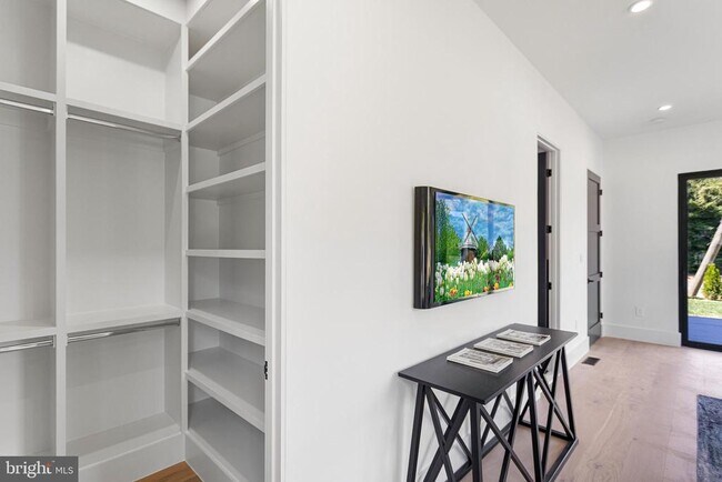 Building Photo - 1733 Chain Bridge Rd