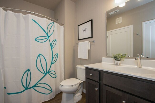 Building Photo - Spacious 1-Bedroom/1.5-Bath on 2nd floor, ...