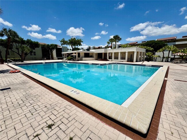 Building Photo - 8810 Fontainebleau Blvd