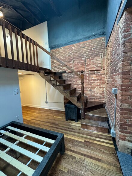 Building Photo - 1419 Bank St