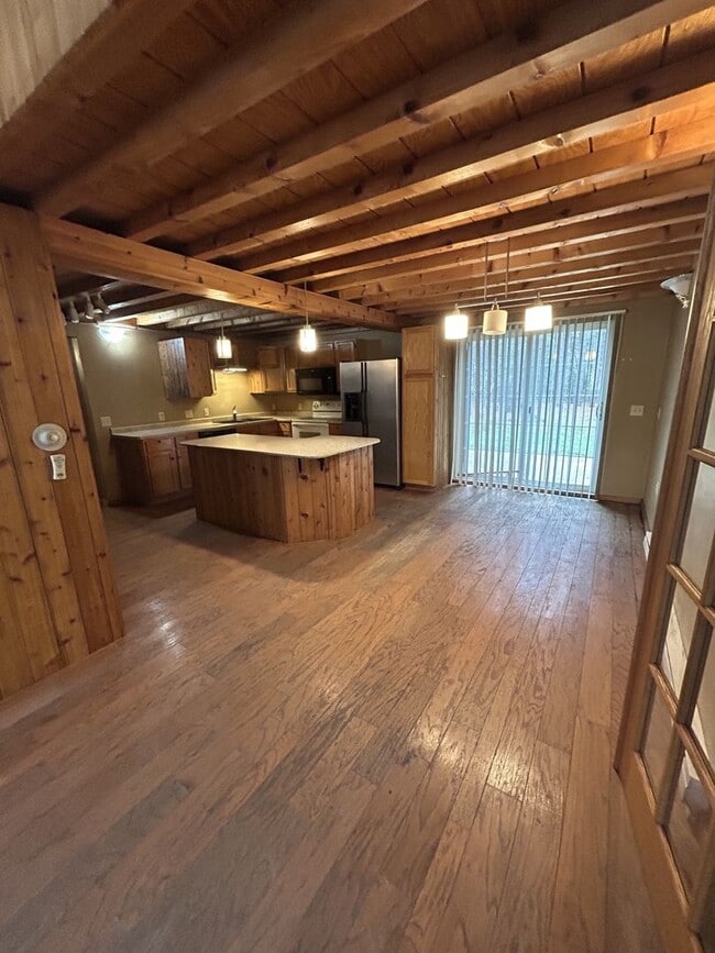 Building Photo - 1 bedrooms, 2 bathrooms. 2,000 sq ft home in a quiet country setting with large yard.