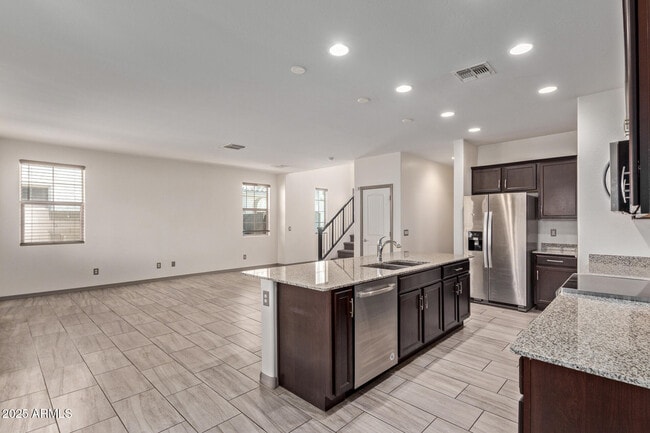 Building Photo - 905 S Canal Dr