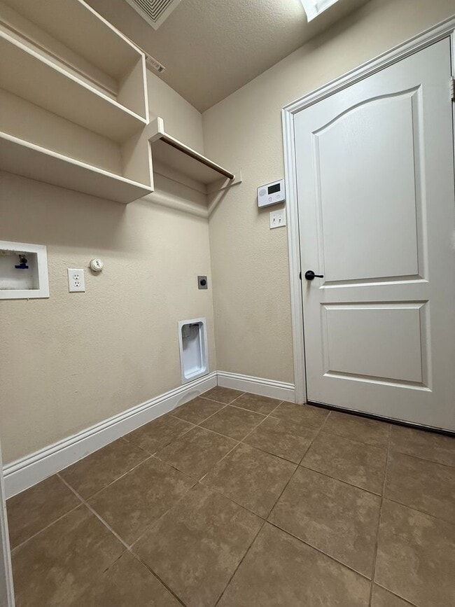 Building Photo - 5/4/3  Home with Game room in WALKING DISTANCE TO THE MARINA
