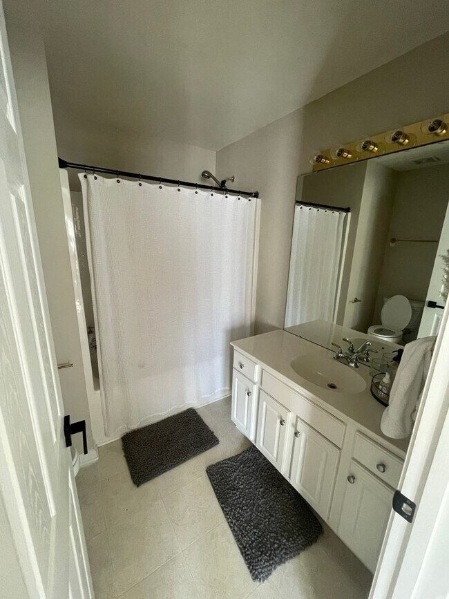 Building Photo - Charming 2-3 BR Townhome in South Park Cha...