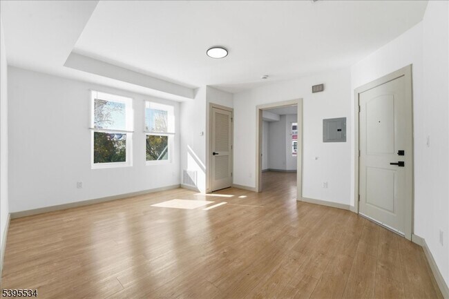 Building Photo - 260 S 10th St