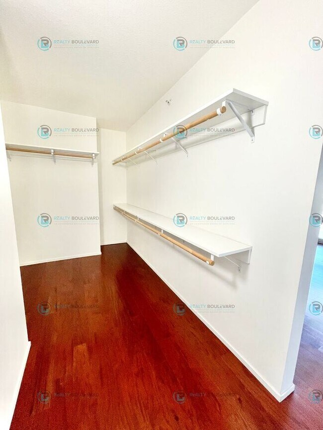 Building Photo - 1 Bedroom 2 Bathroom with Bonus room area!...