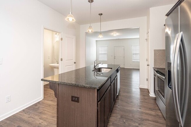 Building Photo - 2BD Townhome minutes from Downtown Pineville & I485