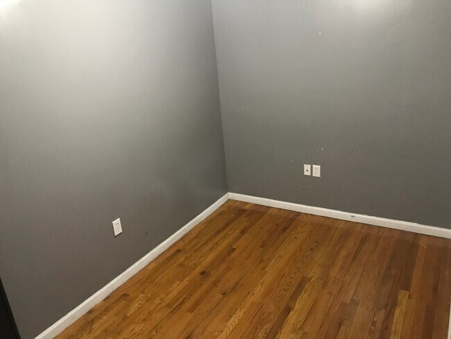 Building Photo - Comfy 2/3 Bedroom apartments