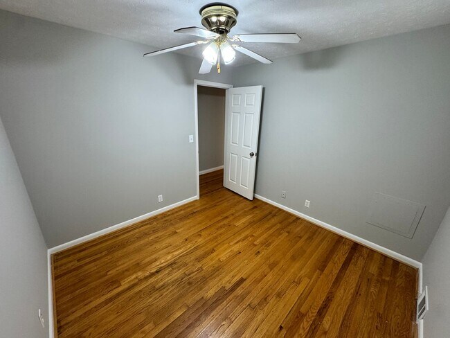 Building Photo - Spacious 4 Bedroom in Fern Creek
