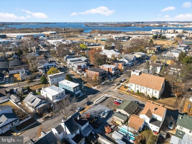 Building Photo - 738 Division St