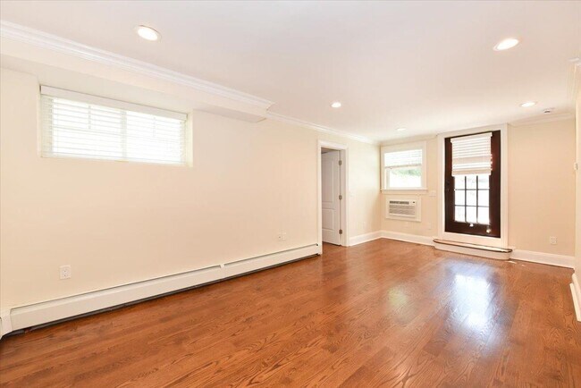 Building Photo - 158 Woodbine Ave