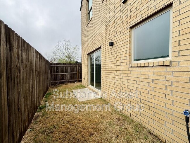 Building Photo - 2800 N McKinley Ave