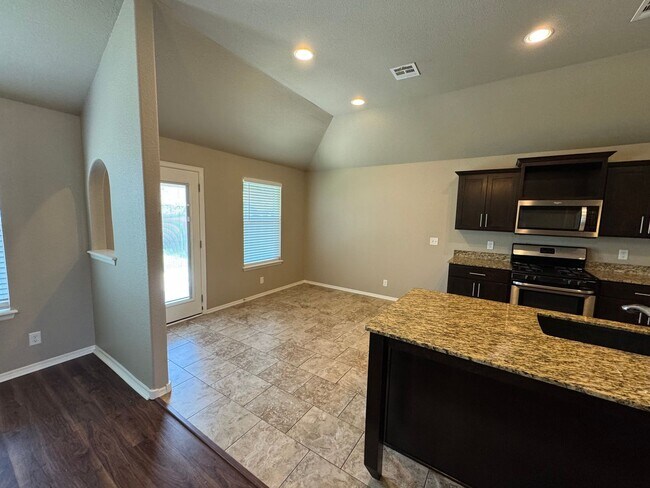 Building Photo - 4 bed, 2 bath, 3 car garage!