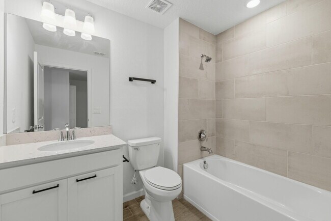 Building Photo - 3-Bedroom Oak Hammock Townhome – Internet Included!