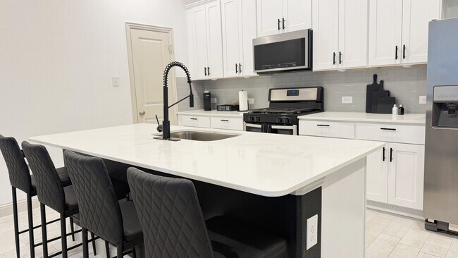Building Photo - 6137 Blythe Dr