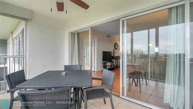 Building Photo - 3150 N Palm Aire Dr