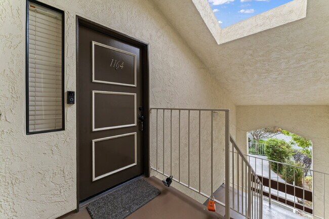 Building Photo - "Charming 2-Bed, 2-Bath Condo Retreat in S...